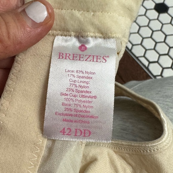 Breezies lace bra size 42DD - Picture 3 of 3